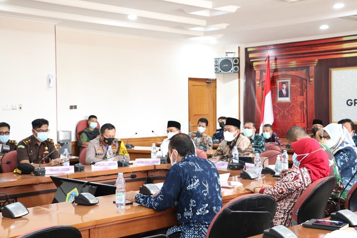 Suasana rapat koordinasi evaluasi pelaksanaan PPKM Darurat yang dipimpin langsung Bupati Fandi Akhmad Yani. SP