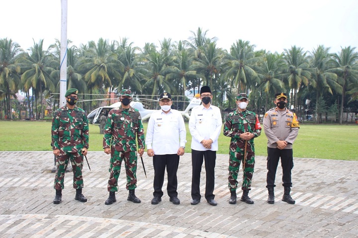 Bupati dan Wabup Jember serta Forkopimda menyambut kedatangan Komandan Landasan Udara (Danlanud) Abdurahman Saleh Marsekal Pertama Wayan Superman. SP/Dik