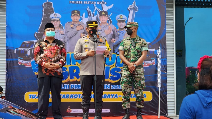 Kapolres Blitar Kota AKBP Argowiyono beri sambutan. SP/Lestariono