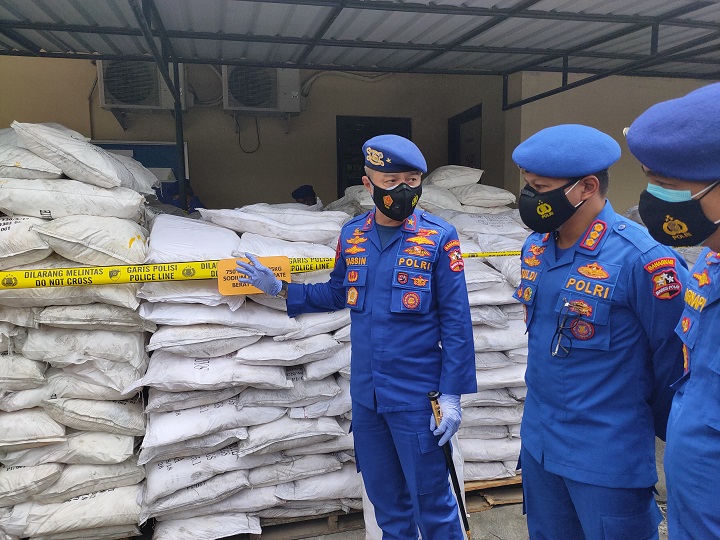 Ditpolair Polda Jatim menunjukan barang bukti bom ikan rakitan MB seberat 20 ton saat ungkap kasus di Mako Ditpolairud Polda Jawa Timur, Senin (18/1/2021). SP/ Julian Romadhon