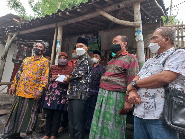 Wakil Bupati Mojokerto, Gus Barra bersama Tim ASCF menyerahkan bantuan berupa uang untuk renovasi rumah. SP/Dwi AS