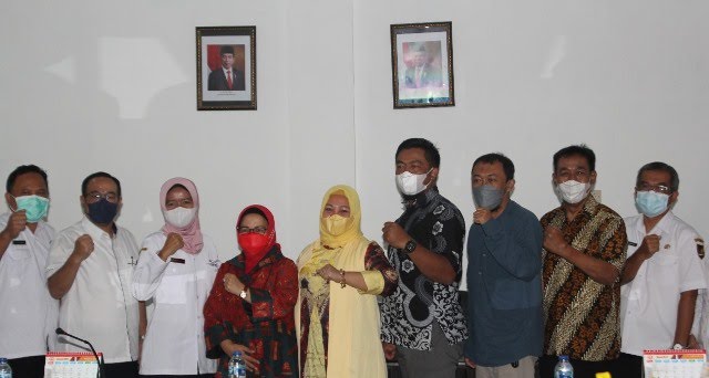 Anggota Komisi C DPRD Kota Kediri saat foto bersama petugas Dinkes Kota Kediri dan petugas RSUD Gambiran Kota Kediri di RDP beberapa waktu lalu