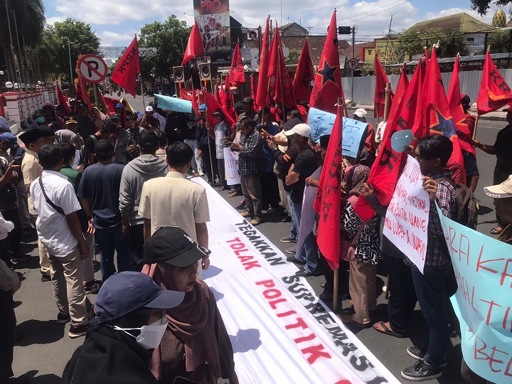 Para pengunjuk gelar aksi di depan Kantor Pemkot Blitar. SP/Lestariono