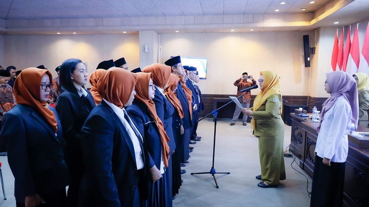 Wakil Bupati Gresik Aminatun Habibah saat mengukuhkan pengurus Lembaga Kesejahteraan Sosial (LKS) di Ruang Putri Cempo, Kantor Bupati Gresik. SP/Grs