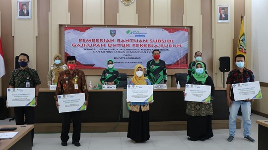 Penyerahan secara simbolis BLT untuk pekerja/buruh. (SP/Hms)