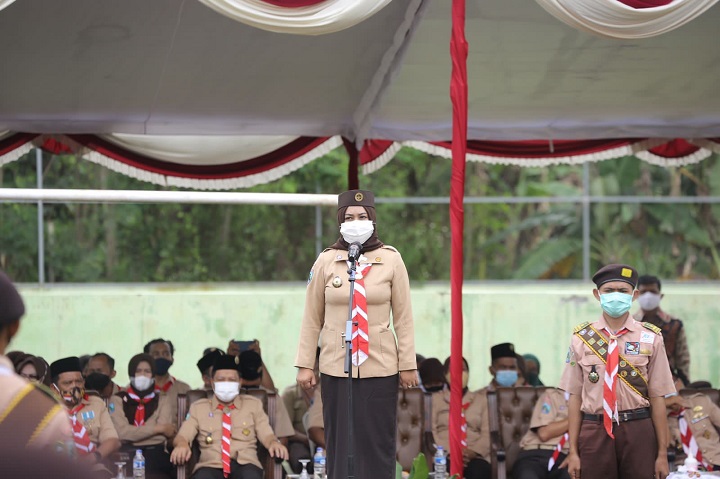 Wali Kota Mojokerto, Ika Puspitasari saat  penutupan Perkemahan Peningkatan Kapasitas Pramuka Garuda di Lapangan SMPN 4 Kota Mojokerto, Minggu (5/12/2021) pagi. SP/Dwy AS