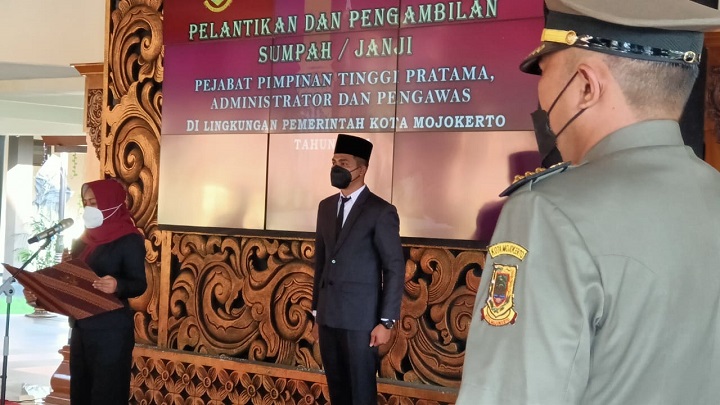 Wali Kota Mojokerto, Ika Puspitasari saat pelantikan pejabat JPTP, Administrator dan Pengawas di Pendopo Rumah Rakyat, jalan Hayam wuruk, Jum'at (11/6/2021). SP/Dwy AS
