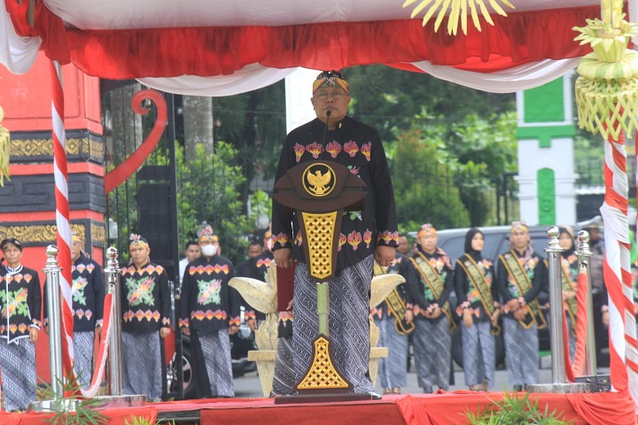 Wali kota Blitar Santoso saat memimpin Upacara Hari Jadi Kota Blitar ke 117