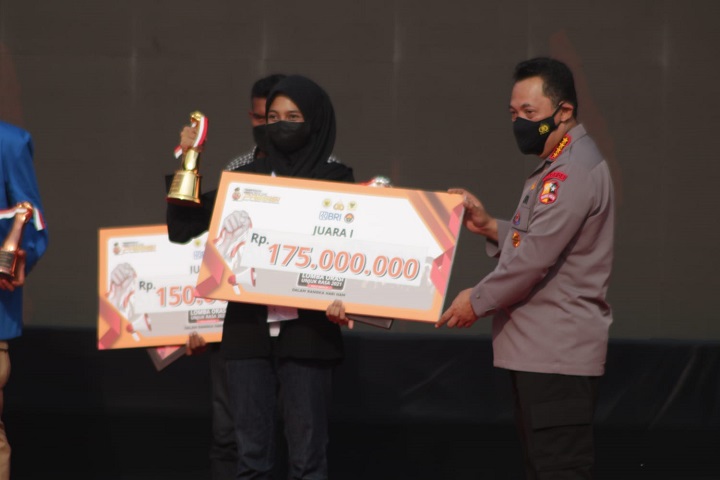 Kapolri menyerahkan hadiah kepada pemenang. SP/Her