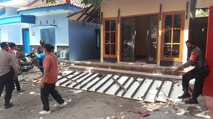 Petugas memebersihkan puing-puing kerusakan akibat gempa. SP/Hadi Lestariono