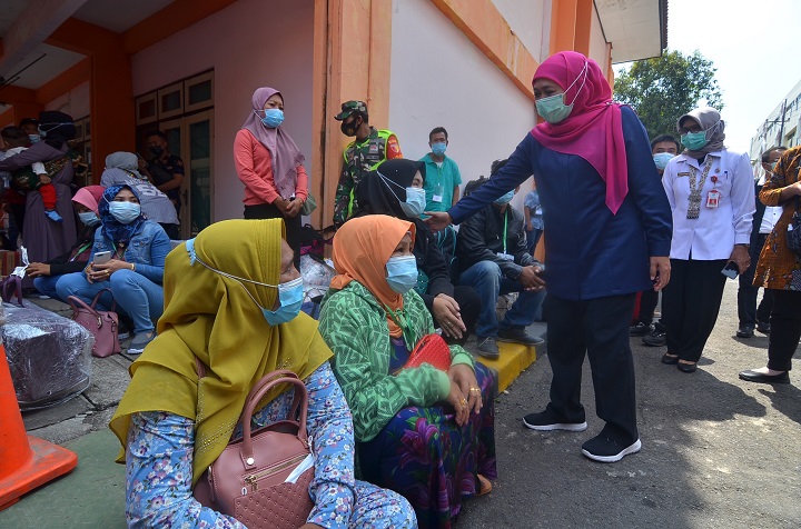 Gubernur Jawa Timur Khofifah Indar Parawansa melakukan peninjauan dan menyapa Pekerja Imigran Indonesia di Asrama Haji Sukolilo, Surabaya, Rabu (5/5/2021). Sp/Arlana