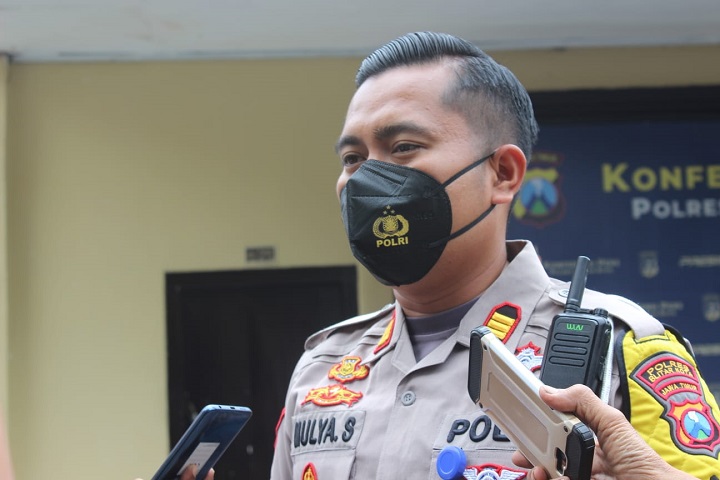 Kasat Lantas Polres Blitar Kota AKP Mulyo Sugiharto saat memberikan keterangan kepada wartawan. SP/Hadi Lestariono