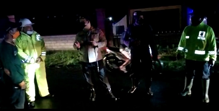 Polres Kediri Kota bersama TNI dan BPBD mengevakuasi korban banjir. SP/Her