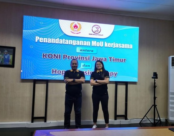 Ketua KONI Jatim M. Nabil bersama pengelola Hope Physioteraphy seusai penandatanganan MOU kerja sama.