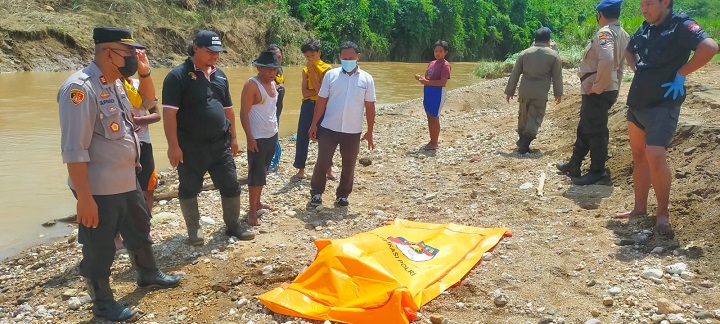 Petugas saat akan mengevakuasi jenazah korban. SP/Hadi Lestariono
