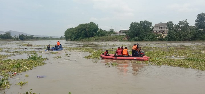 Petugas gabungan melakukan pencarian penumpang perahu penyeberangan Sungai Bengawan Solo yang masih hilang. SP/Her
