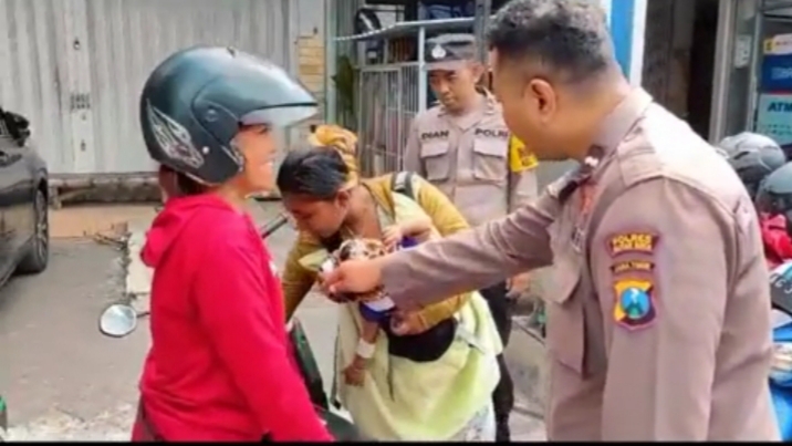 Petugas saat menghimbau salah satu warga. SP/Lestariono