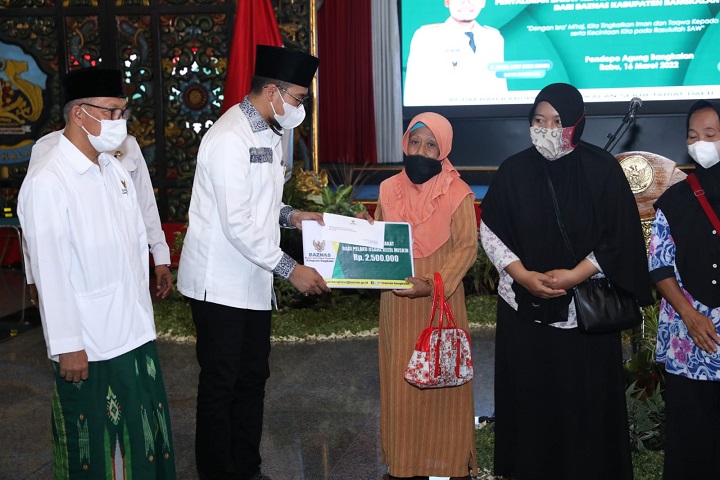 Bupati saat menyerahkan bantuan kepada pelaku usaha.