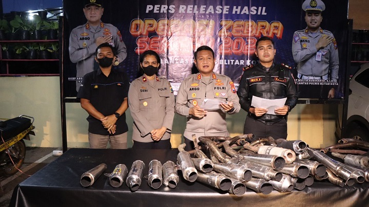 Kapolres Blitar menunjukkan barang bukti hasil sitaan (knalpot brong) hasil giat Operasi Zebra Semeru. SP/Hadi Lestariono