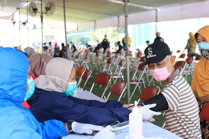 Vaksinastor sedang menyuntikan vaksin kepada masyarakat. SP/PR