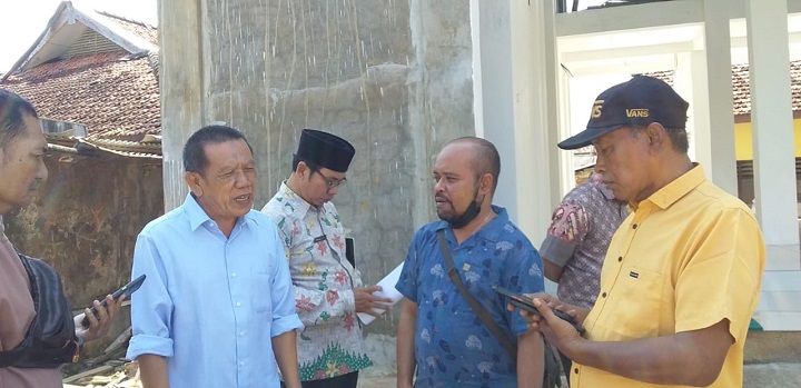 Komite Sekolah, Novel SH, memperlihatkan Pembangunan Masjid Sekolah, di areal halaman  belakang sekolah SMAN I Sumenep. SP/Ainur Rahman