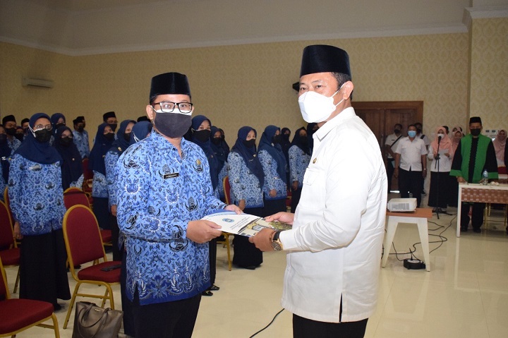 Bupati saat melantik 185 pejabat fungsional. SP/MUHAJIRIN KASRUN