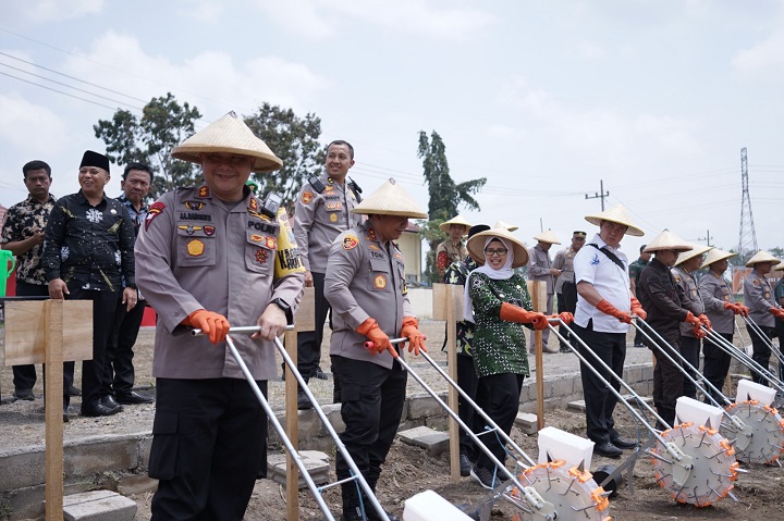 Kapolda Jawa Timur Irjen Pol Toni Harmanto didampingi Bupati Blitar Hj Mak Rini, Kapolres Blitar, awali pembukaan lahan. SP/Lestariono