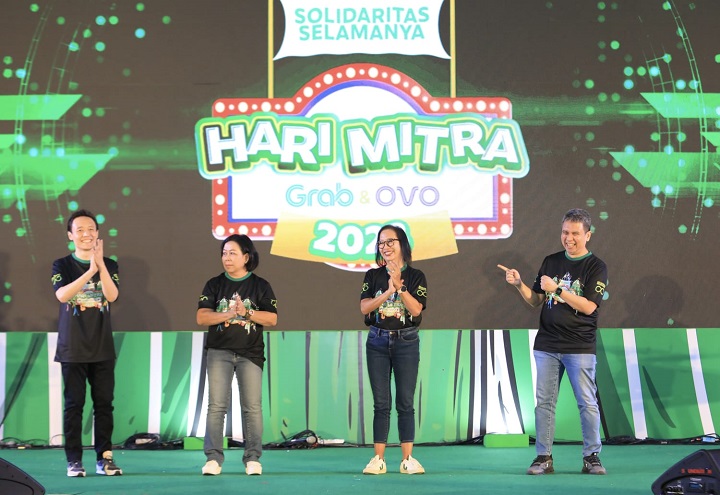 Ki-ka: Halim Wijaya, Director of East Territory Grab Indonesia, Dyah Makhijani, Presiden Komisaris OVO, Neneng Goenadi, Country Managing Director Grab Indonesia, dan Ridzki Kramadibrata Komisaris Grab Indonesia dalam pembukaan acara Hari Mitra Grab & OVO 