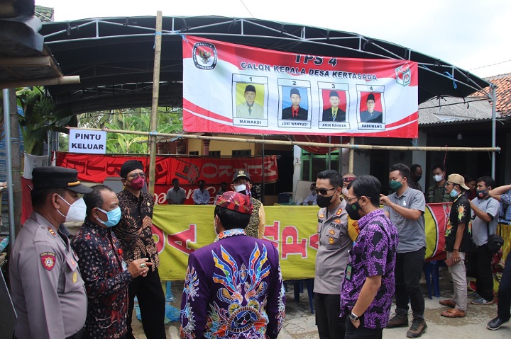 Kapolres Sumenep bersama Forkopimda meninjau pelaksanaan pilkades serentak di Sumenep. SP/Her