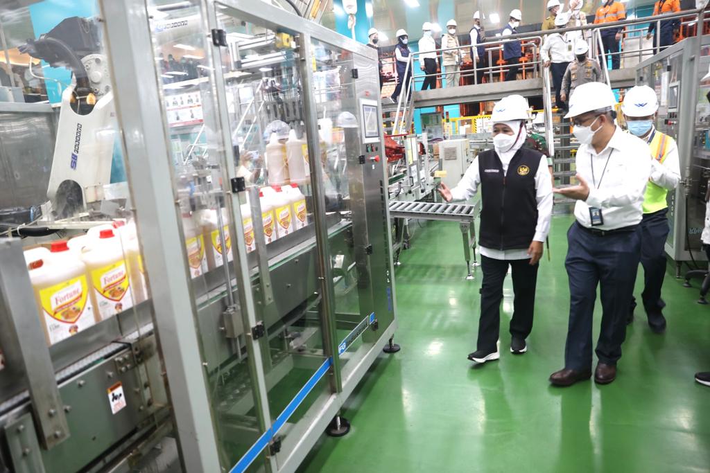 Gubernur Jatim Khofifah Indar Parawansa saat menyambangi Pabrik Minyak Goreng, PT Wilmar Nabati Indonesia Gresik, Senin (7/2/2022)
