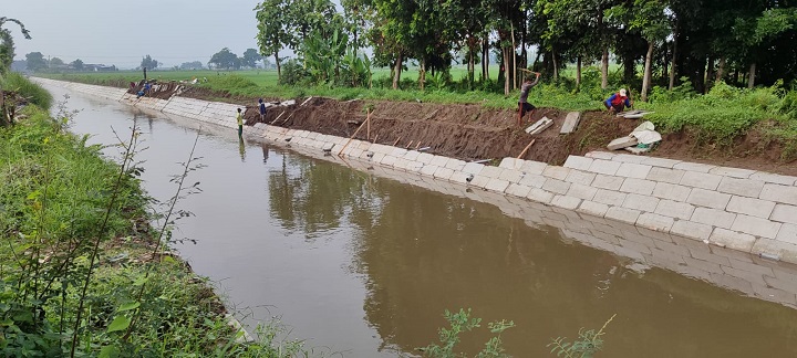 Pekerja nampak melakukan perbaikan tanggul Gude milik BBWS Brantas yang ambrol di Dusun Gabus, Desa Tunggorono, Jombang, Senin (8/1/2024) pagi. SP/Sarep