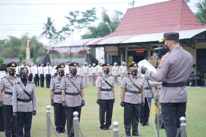 Para Kapolsek dan Kasat Binmas saat dilantik/ambil sumpahnya. SP/Hadi Lestariono