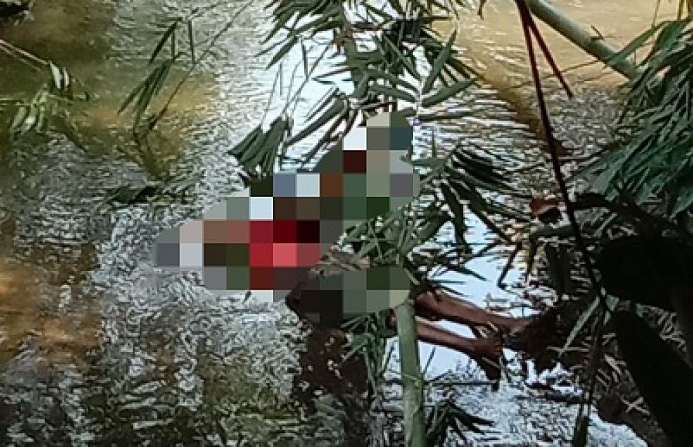 Kondisi jenazah korban dengan tubuh terlentang usai tersengat aliran listrik saat membersihkan rumpun bambu di rumah tetangga. SP/Les