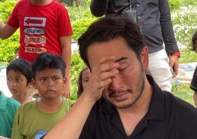 Isak tangis Jeje Govinda saat menghadiri pemakaman sang ibu,  Farida Budyarti di TPU Cipinang Hanafi, Jakarta Timur. SP/ JKT