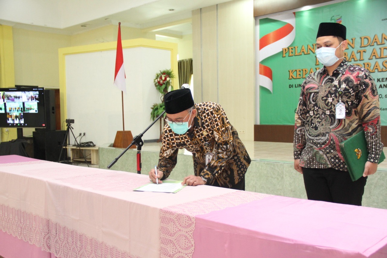 Pelantikan 42 pejabat di lingkungan Kanwil Kemenag Jawa Timur Jumat (6/11/2020). SP/ Mochammad Kasyfi Fahmi   