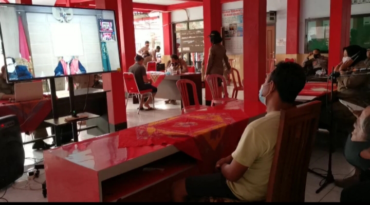 Sidang ditempat yang digelar secara daring bagi para pelanggar prokes yang terjaring operasi yustisi. SP/Hadi Lestariono