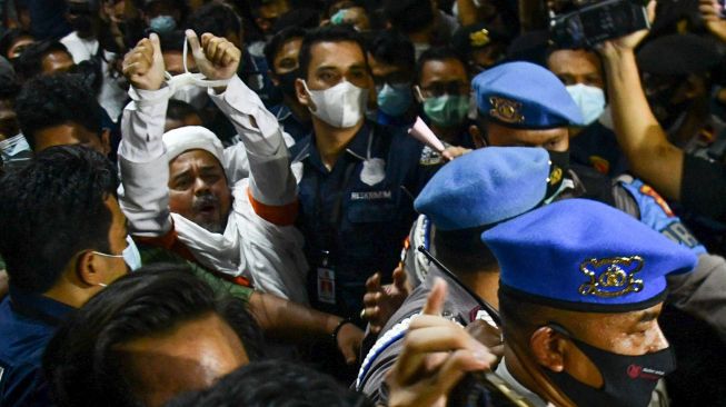 Momen saat Habib Rizieq diamankan polisi. 