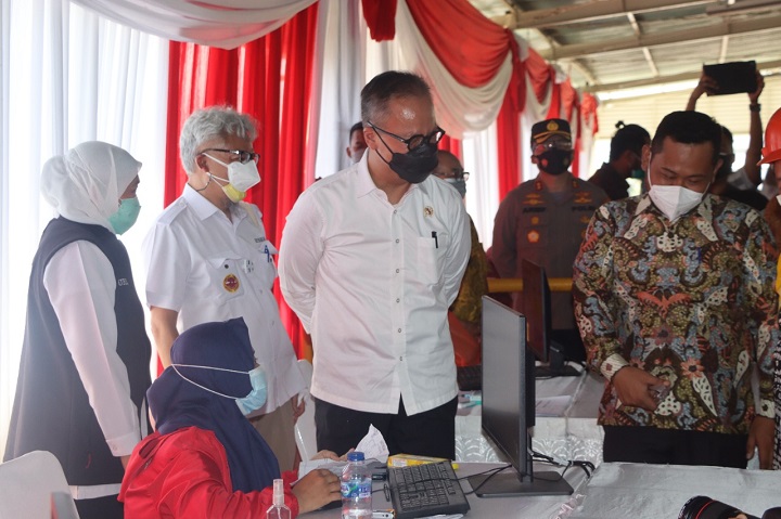 Menperin Agus Gumiwang dan Gubernur Khofifah Indar Parawansa ketika berada di PT Smelting, Gresik. SP