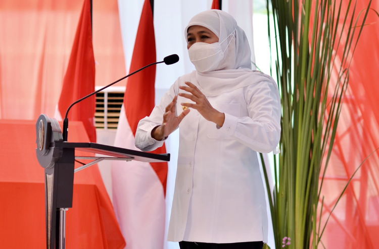 Gubernur Jatim Khofifah saat Groundbreaking Pembangunan Gedung Kantor OJK Regional IV di Surabaya, Sabtu (9/10/2021). Sp/Arlana