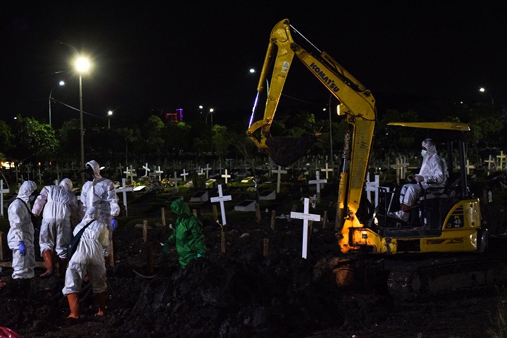 Tingginya angka kematian akibat Covid-19 di kota Surabaya menyebabkan antrian pemakaman. Petugas pemakaman ekstra kerja keras dalam kurun waktu 24 jam