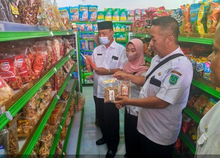 Petugas dinas perindustrian dan perdagangan kabupaten Pasuruan saat sidak mamin di salah satu minimarket