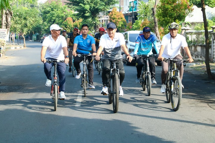 Bupati bersepeda angin keliling kota Lamongan meninjau langsung kerja bakti dalam rangka HUT RI dan LGC Reborn. SP/MUHAJIRIN KASRUN