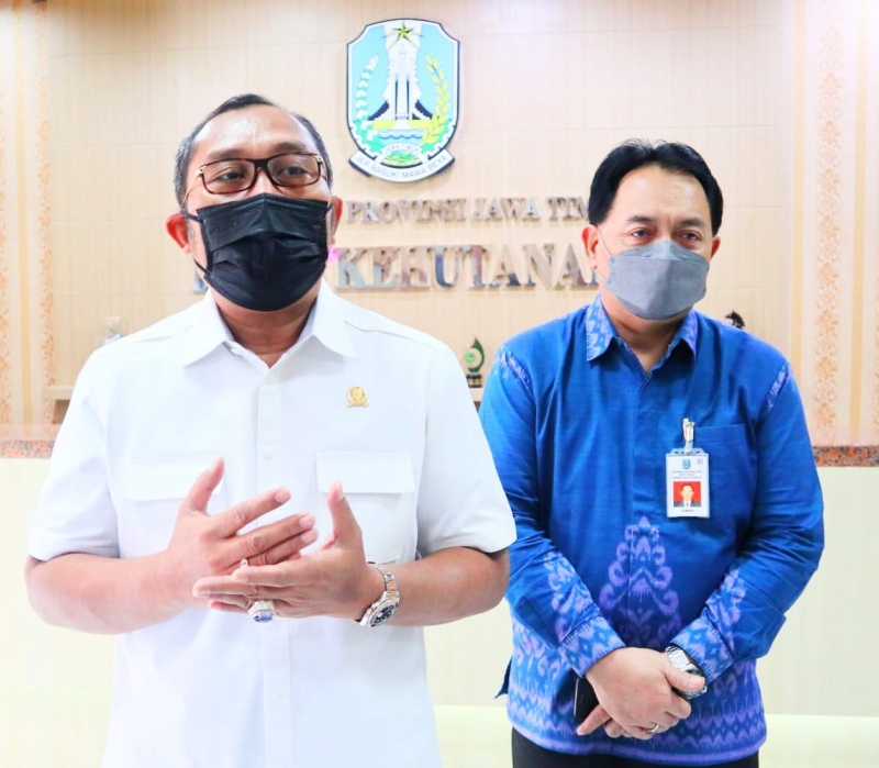 Kepala Dinas Kehutanan Jatim, Jumadi (baju biru). Foto: Diskominfo Jatim.