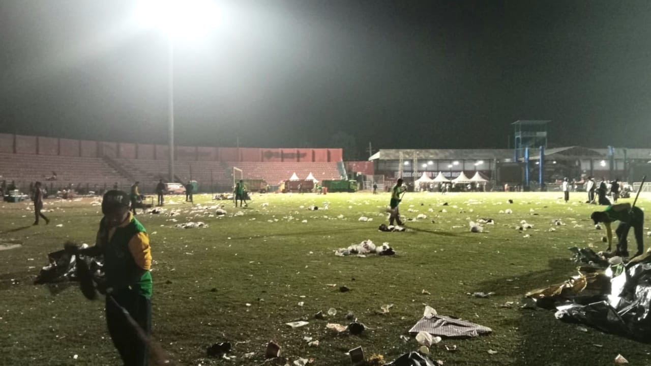 Petugas kebersihan DLHKP Kota Kediri sejak Sabtu (21/10/2023) malam sudah membersihkan Stadion Brawijaya pasca acara Kediri Bersholawat