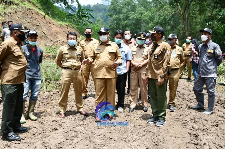 Bupati Tulungagung Drs. Maryoto Birowo saat meninjau langsung lokasi bencana tanah longsor