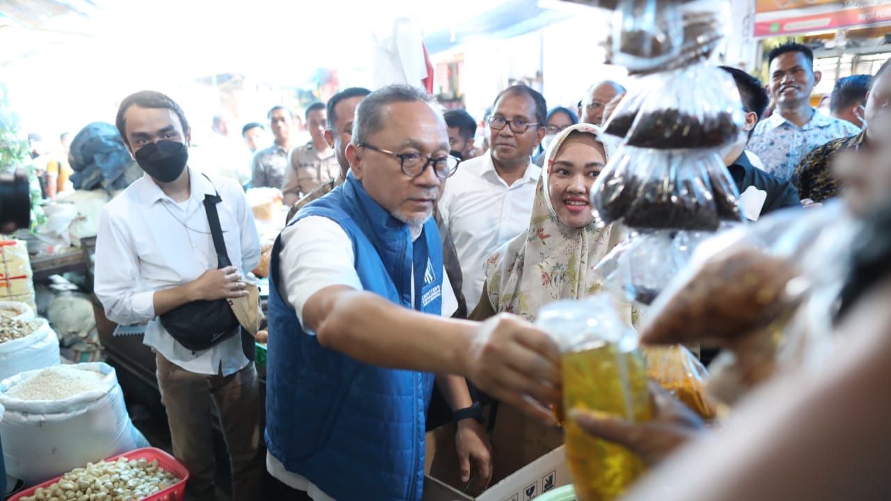 Menteri Perdagangan Zulkifli Hasan saat mengunjungi Pasar Pa’baeng baeng, Makassar, Minggu, (6/11/2022).