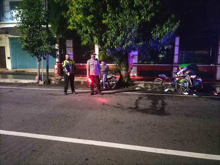 Petugas saat melakukan olah TKP di lokasi kejadian. SP/Hadi Lestariono