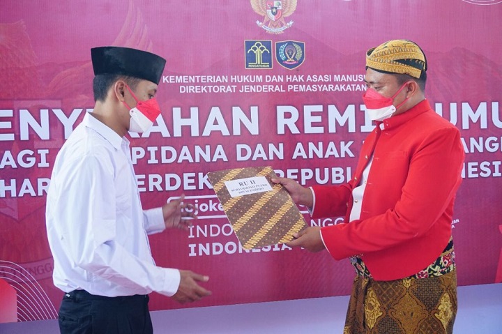 Kalapas Kelas IIB Mojokerto, Dedy Cahyadi saat menyerahkan putusan bebas murni kepada warga binaan. SP/Dwy AS