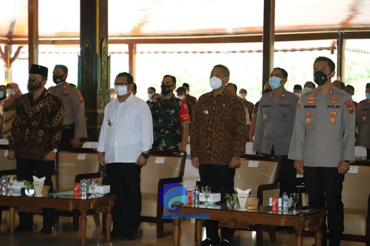 Pemerintah Kabupaten Tulungagung bersama seluruh Calon Kepala Desa terkait menyatakan dan menandatangani Ikrar Deklarasi Damai, yang bertempat di Pendopo Kongas Arum Kusumaning Bongso.