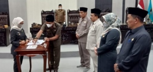 Bupati Blitar Hj Rini Syarifah saksikan penandatangan tanganan oleh Ketua Komisi didampingi Ketua DPRD Kab Blitar Suwito (paling kanan) bersama Wakil Ketua DPRD. SP/Hadi Lestariono